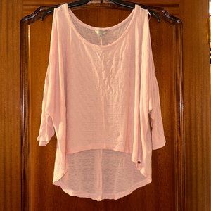 GUESS HI-Low cold shoulder top